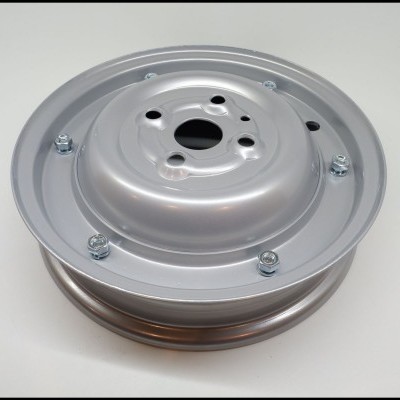 Roda metálica prateada com furos e parafusos