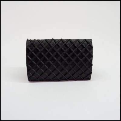 Carteira preta pequena com padrão de losangos em relevo