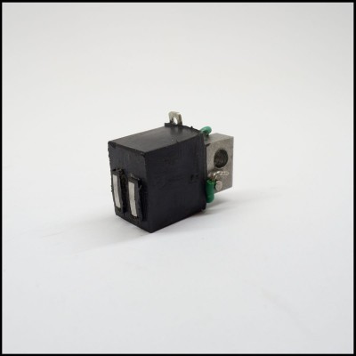 Componente eletrónico preto com conectores metálicos e estrutura metálica