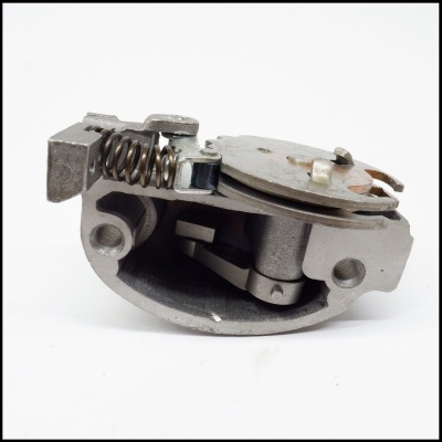 Peça mecânica metálica com mola em fundo branco