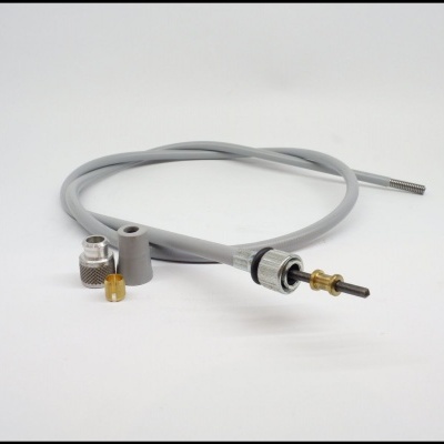 Cabo cinzento com peças metálicas e adaptadores em fundo branco