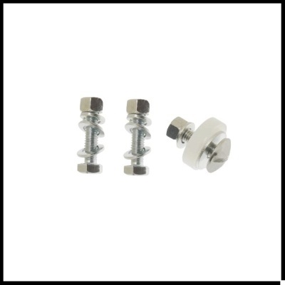 Três parafusos metálicos com porcas e uma arruela plástica branca