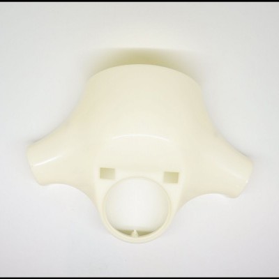 Capa plástica branca opaca com abertura circular central