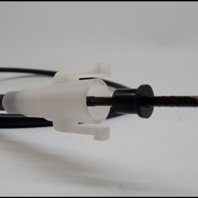 Cabo com ponta metálica e suporte plástico branco