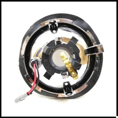 Parte traseira redonda de farol automóvel com fio vermelho e preto