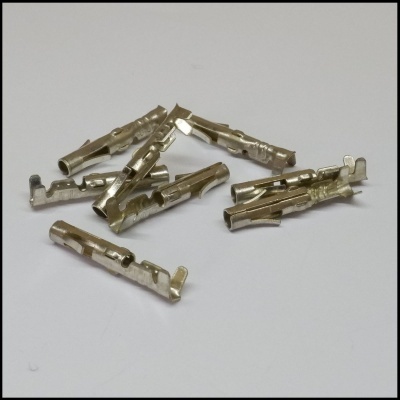 Terminais metálicos prateados pequenos sobre superfície branca