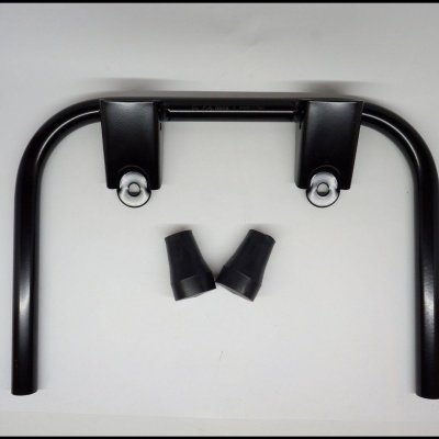 Peça metálica preta com duas porcas brancas e dois protetores de borracha pretos sobre fundo branco