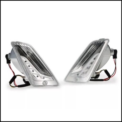 Par de faróis dianteiros para automóvel com estrutura cinzenta e cristal transparente