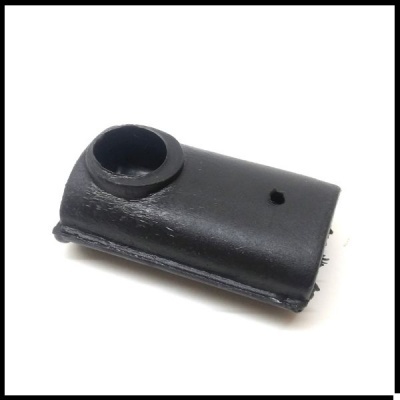 Peça preta de plástico ou borracha com tubo circular e orifício