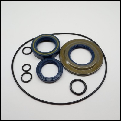 Anéis e vedantes mecânicos em borracha e metal de várias cores e tamanhos sobre fundo branco