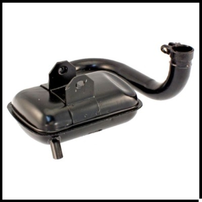 Componente metálico preto com tubos em fundo branco