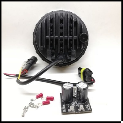 Luz circular preta com cabos e placa eletrónica com condensadores