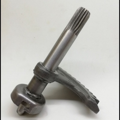 Peça metálica industrial com eixo e base robusta em fundo branco