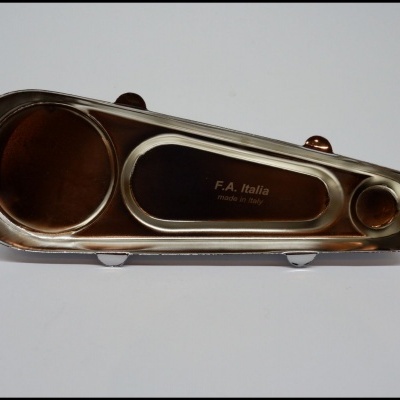 Peça metálica prateada com texto F.A. Italia made in Italy