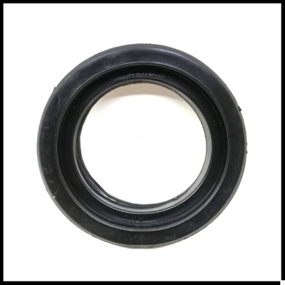 Selo de borracha preto redondo sobre fundo branco