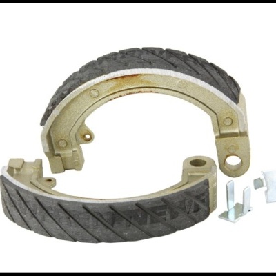 Par de sapatas de travão cinza e dourado com acessórios metálicos em fundo branco