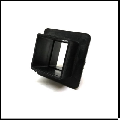 Suporte adaptador quadrado preto em plástico sobre fundo branco