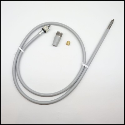 Cabo cinzento e acessórios metálicos sobre fundo branco