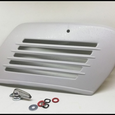 Grelha branca de plástico com acessórios sobre fundo branco