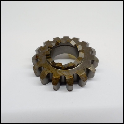 Engrenagem metálica cinza escuro com 13 dentes sobre fundo branco