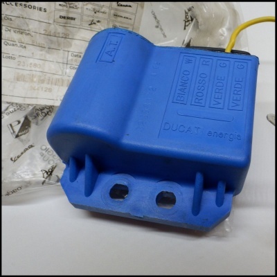 Dispositivo elétrico azul de plástico com etiquetas de cores e dois orifícios para fixação