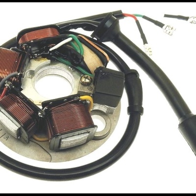 Estator para motor elétrico com bobinas de fio de cobre e cabo preto