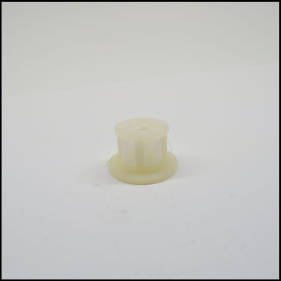 Pequeno acessório cilíndrico de plástico branco sobre superfície branca