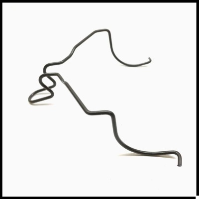 Molde de arame metálico preto com várias curvas sinuosas