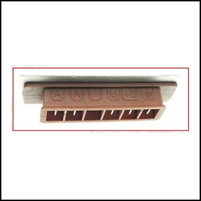 Conector elétrico retangular castanho com pinos metálicos e marcações A A U C+ B5