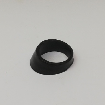 Peça cónica de borracha preta em superfície branca