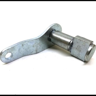 Pivô metálico prateado com braço plano e cabeça sextavada