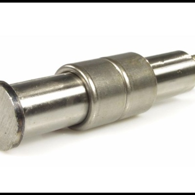 Peça metálica cilíndrica prateada com rosca numa extremidade