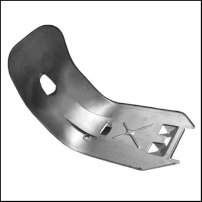 Protetor metálico curvado com recortes 'EX'