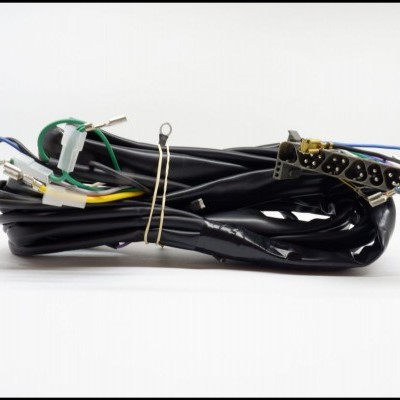 Cabo elétrico preto com múltiplos fios e conectores diversos