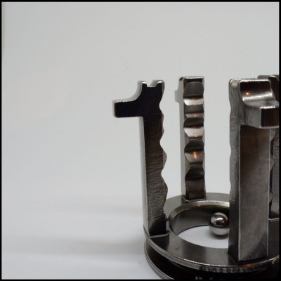 Suporte metálico com números 1, 2 e 3 em relevo em fundo branco