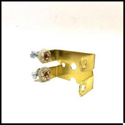 Suporte metálico dourado com parafusos e ilhóses brancos