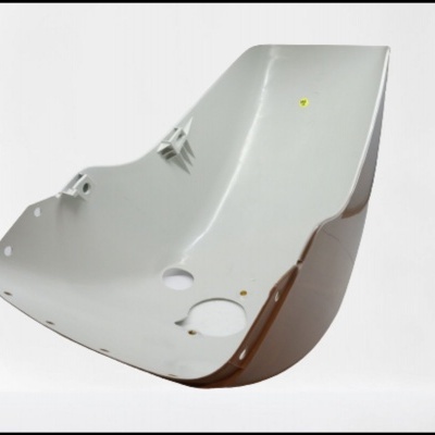 Peça branca de plástico rígido com aberturas para encaixe