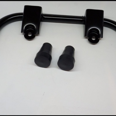 Suporte metálico preto em forma de U com dois tampões de borracha pretos sobre fundo branco