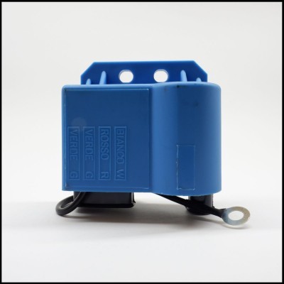 Transformador elétrico azul com etiquetas e suporte metálico
