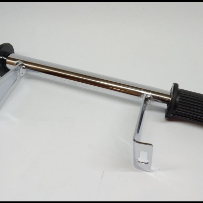 Barra metálica cromada com pegas pretas e suportes metálicos