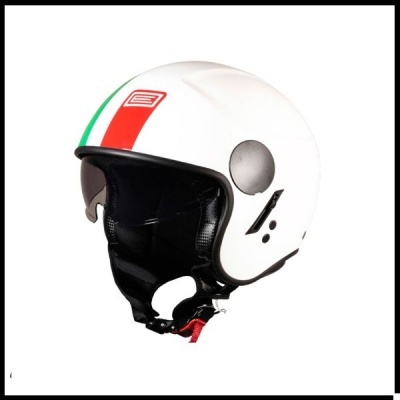 Capacete de moto branco com faixa verde e vermelha e símbolo vermelho