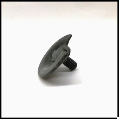 Parafuso preto com cabeça larga e formato côncavo sobre fundo branco.