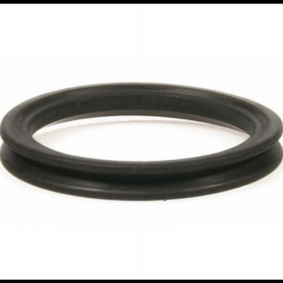 Junta circular preta de borracha sobre fundo branco