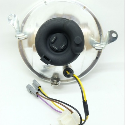 Peça elétrica redonda metálica com fios coloridos e conector plástico