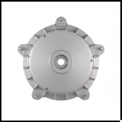 Peça metálica circular cinza com furo central e quatro extensões