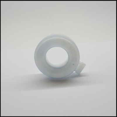 Rolo de fita adesiva transparente sobre fundo branco