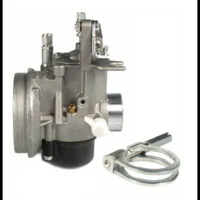 carburador metálico prateado com braçadeira metálica em fundo branco