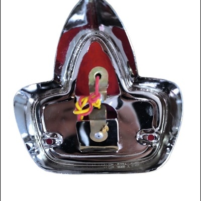 Placa metálica prateada com suporte e fios coloridos