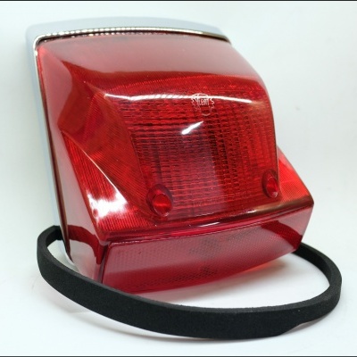 Luz traseira automóvel vermelha com base metálica cromada e borracha preta circular