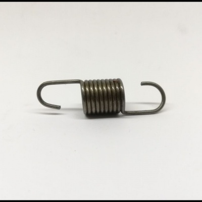 mola metálica cilíndrica com ganchos em fundo branco